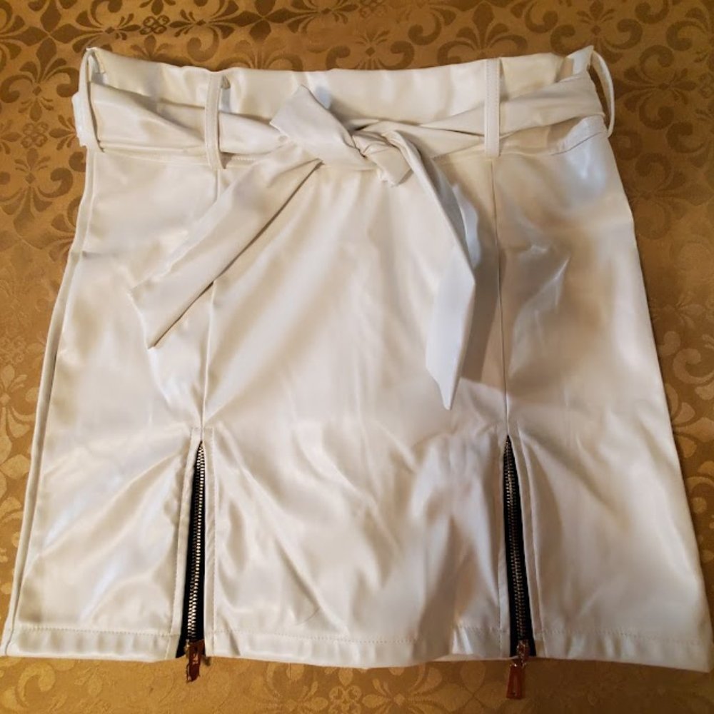 NWOT White Faux Leather Mini Skirt with Front Zippers - Picture 2 of 3
